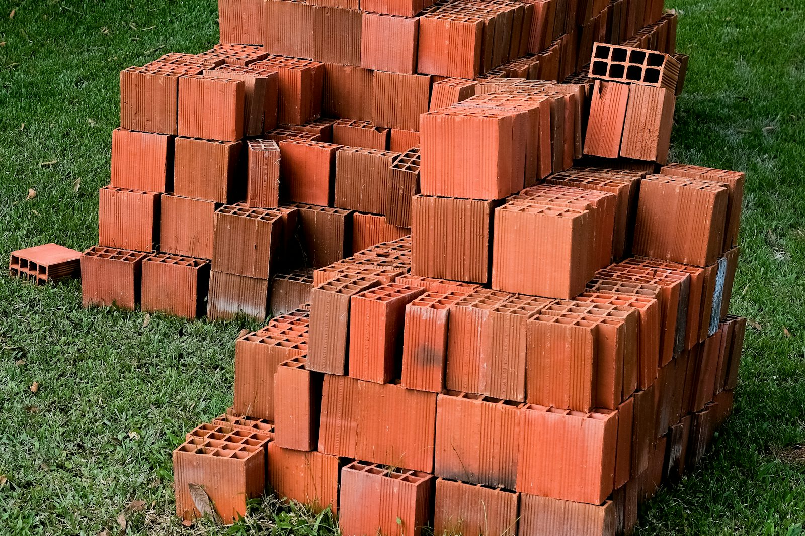 Bloco cerâmico ou de concreto: como escolher e conferir na obra (NBR 15270 e NBR 6136)