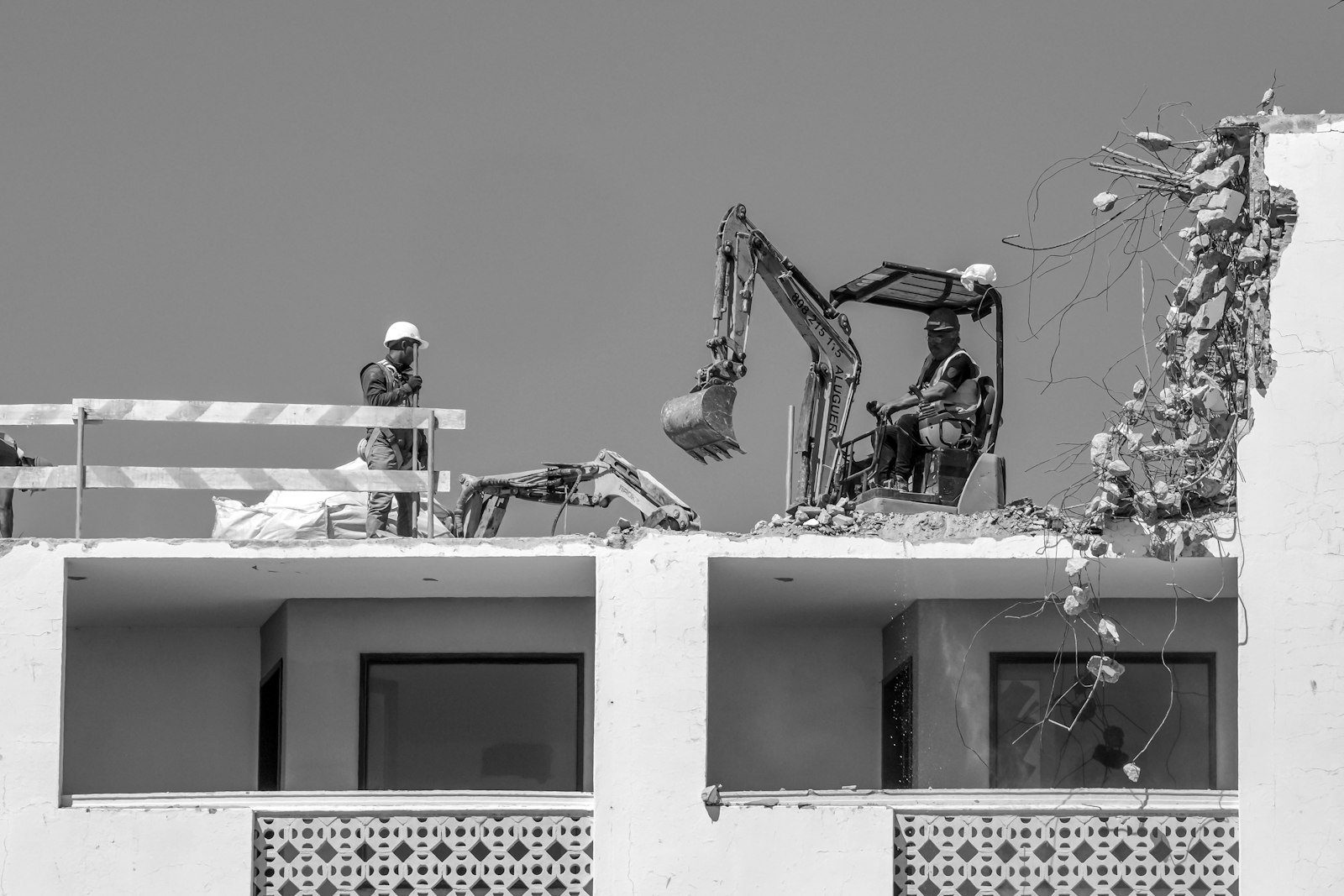 Demolição de casa antiga antes da obra nova: licença, NR-18, amianto e entulho