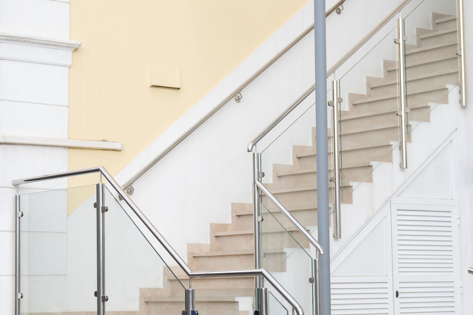 Escada residencial: como dimensionar degrau, corrimão e guarda-corpo