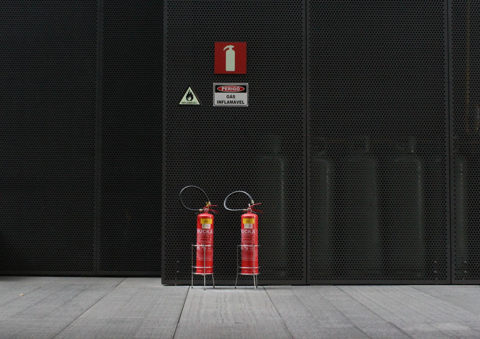Prevenção contra incêndio: PSCIP, AVCB e o que a obra precisa prever