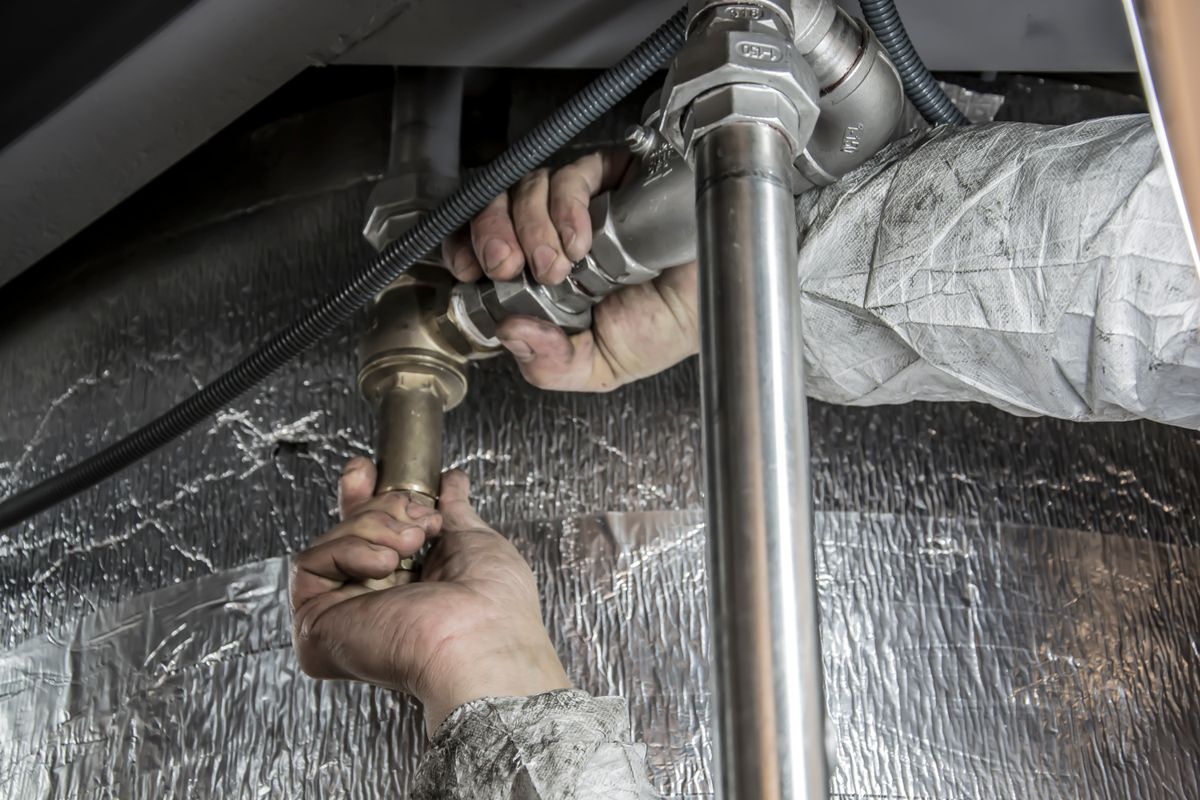 Instalações hidráulicas e sanitárias: o que a NBR 5626 e a NBR 8160 exigem da sua obra