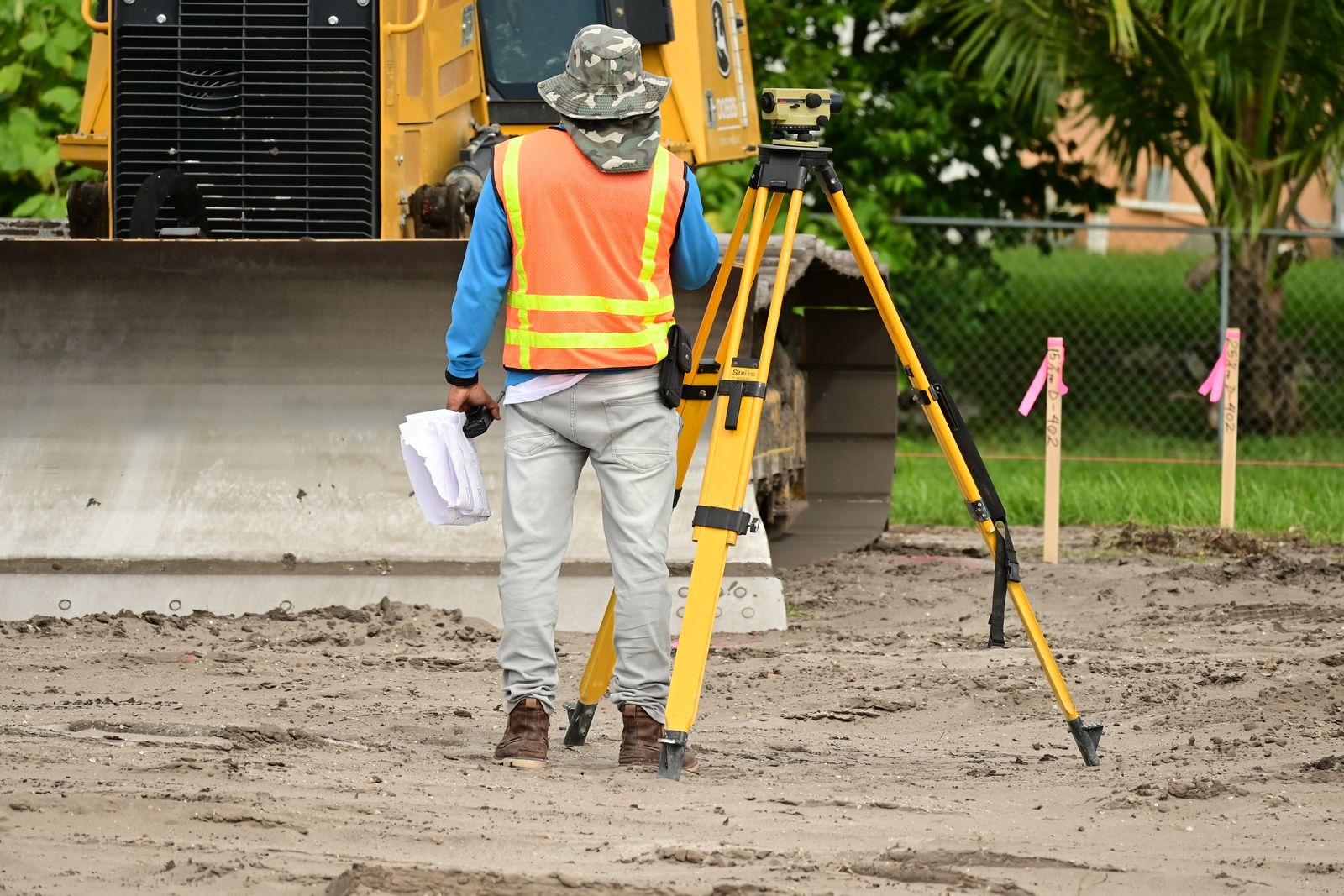 Levantamento topográfico e locação da obra: medir o terreno antes de construir (NBR 13133)