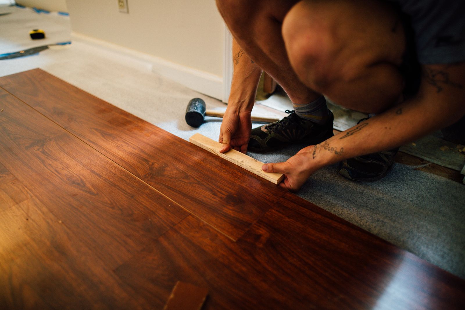 Piso laminado ou vinílico: classes de uso, contrapiso e instalação (NBR 14833 e NBR 14917)