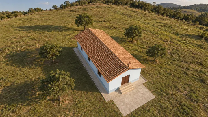 A capela com o telhado novo em duas águas contínuas — Projeto Igreja Pousada