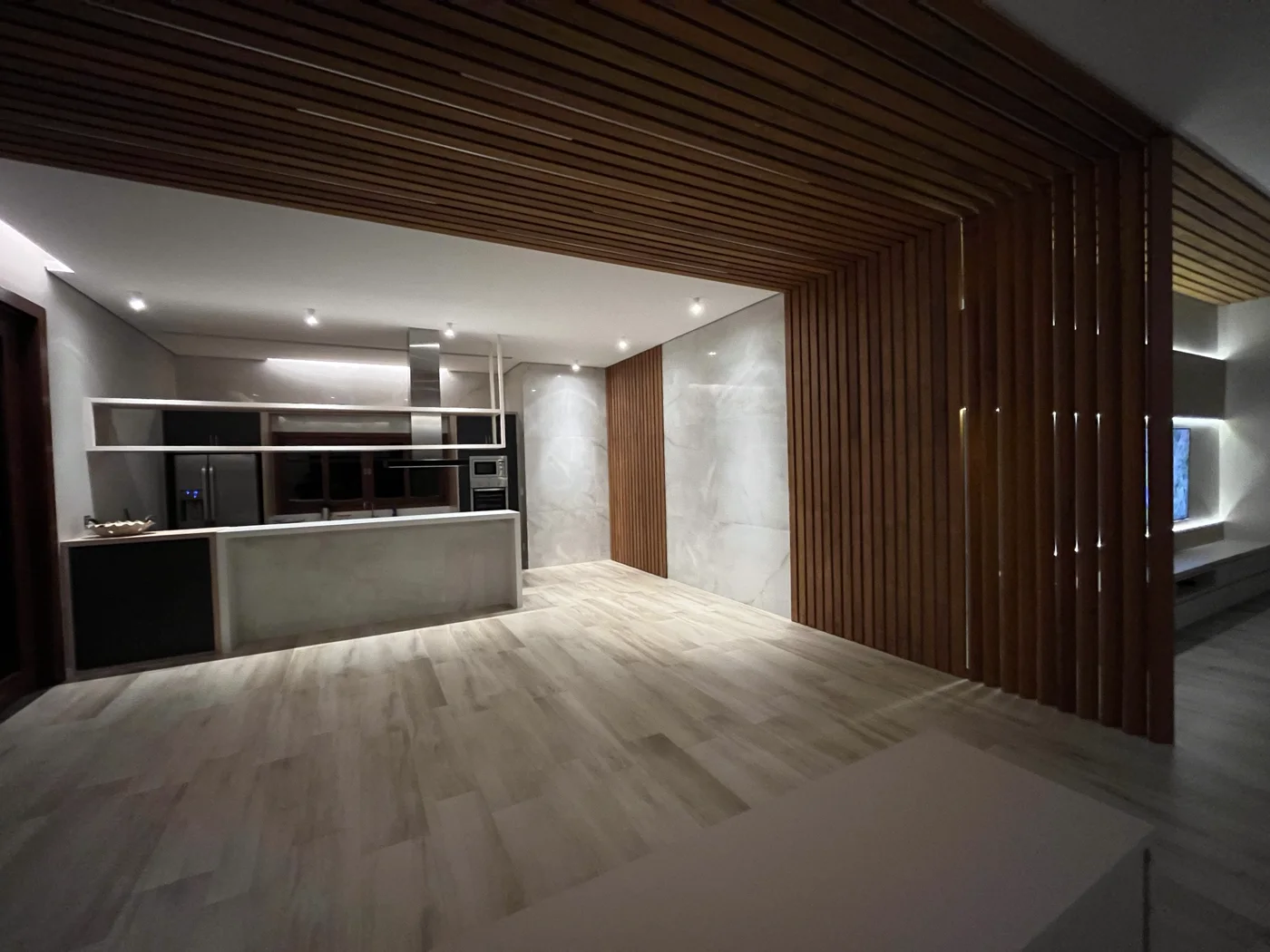 Casa Vista — sala e cozinha integradas, obra entregue pela Electo Maciel Construtora