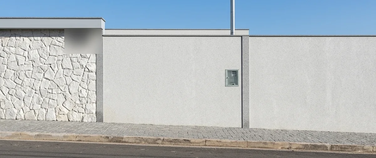 Render realista do mesmo muro, com pedra, textura e calçada